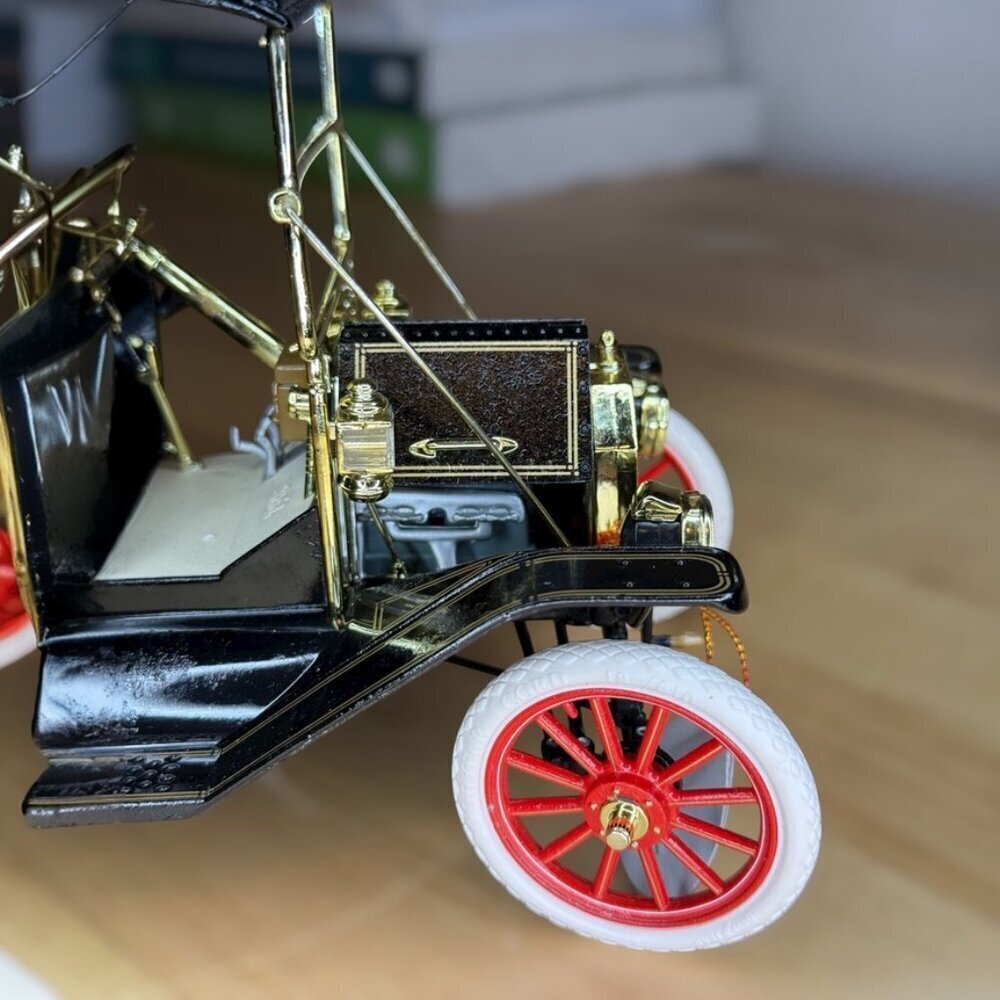 Collectible GearBoxTexaco 1913 Ford Model T Delivery Truck - Picture 8 of 16